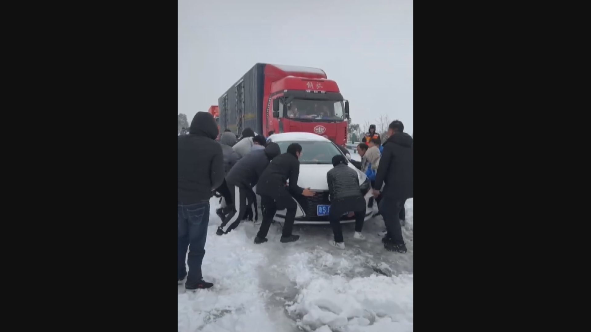 湖北暴雪下車輛被困高速公路 村民雪中送炭送上物資