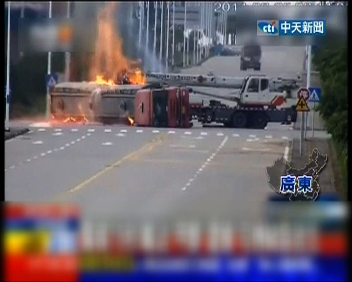 
大亞灣車禍兩司機死裏逃生