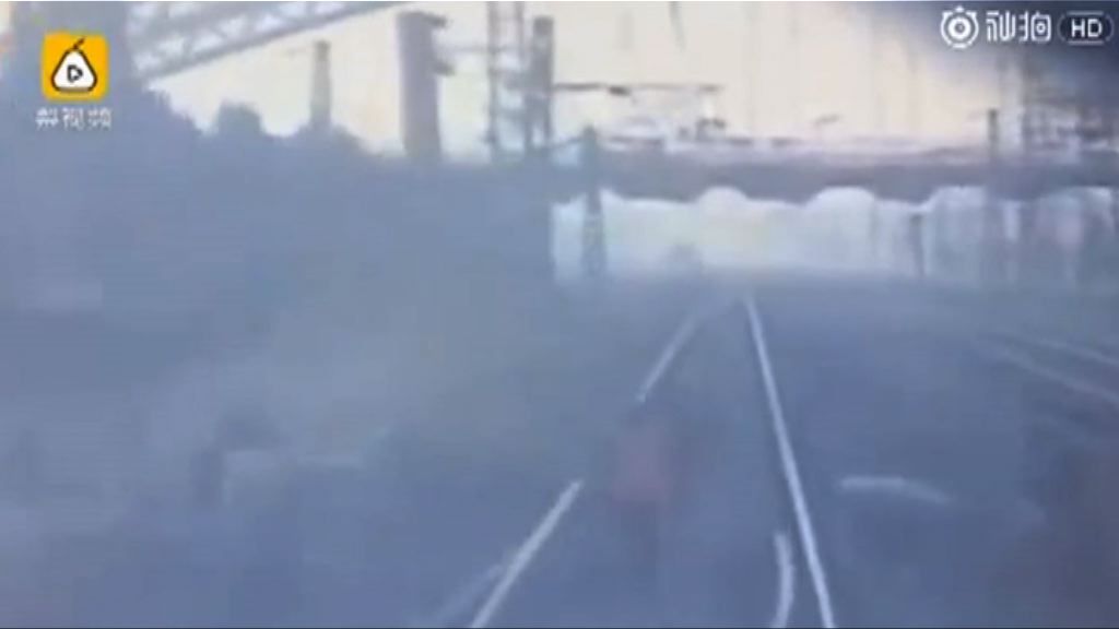 河南貨運列車撞死六名修路工人