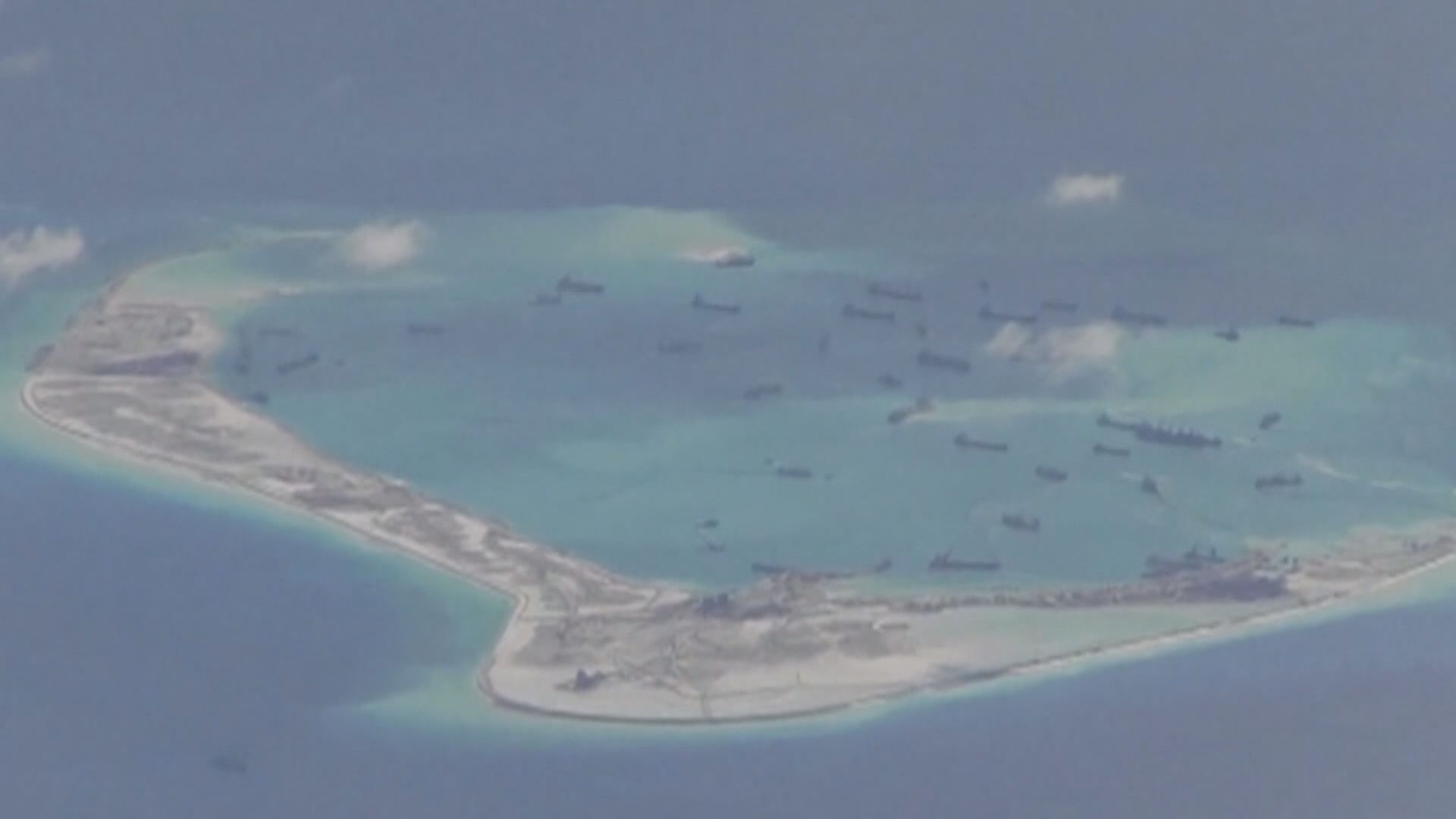 菲律賓稱在南海中業島發現逾四十艘中國軍艦及海上民兵船