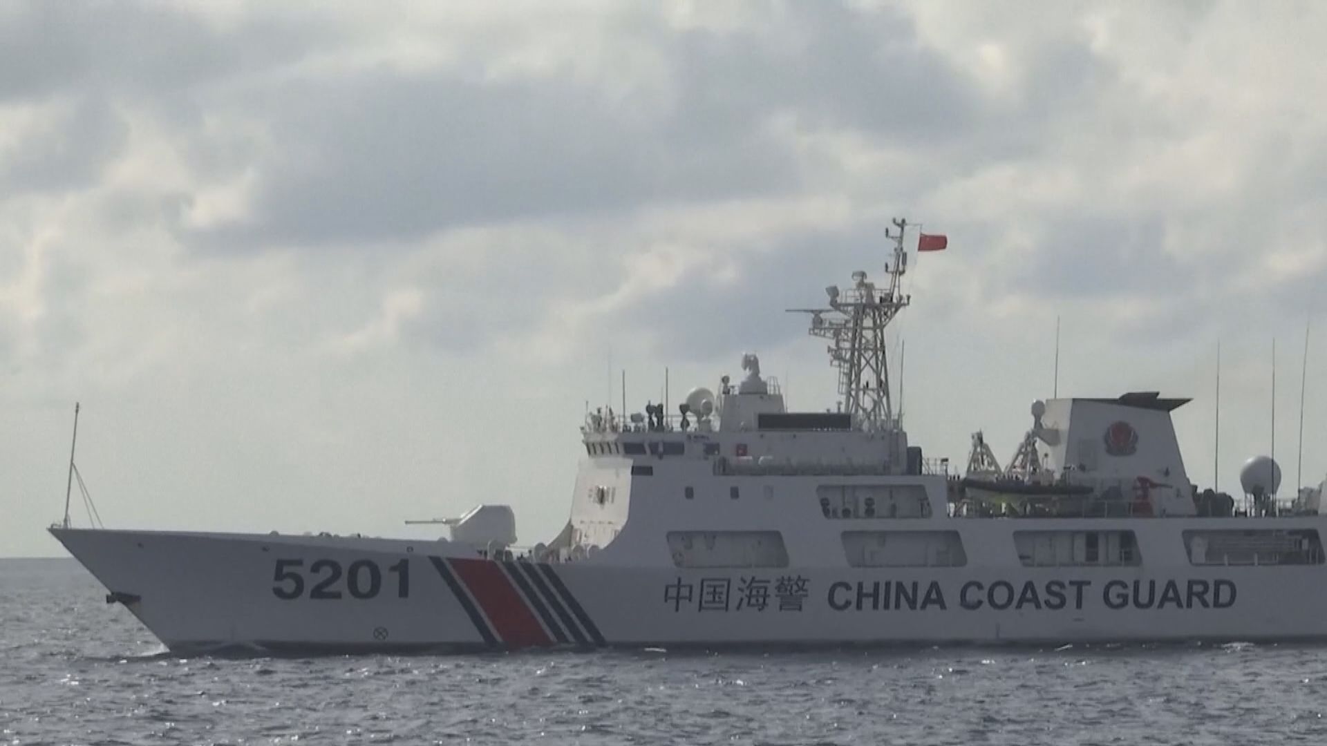 菲律賓炮艇侵闖黃岩島 中國海警船依法驅離