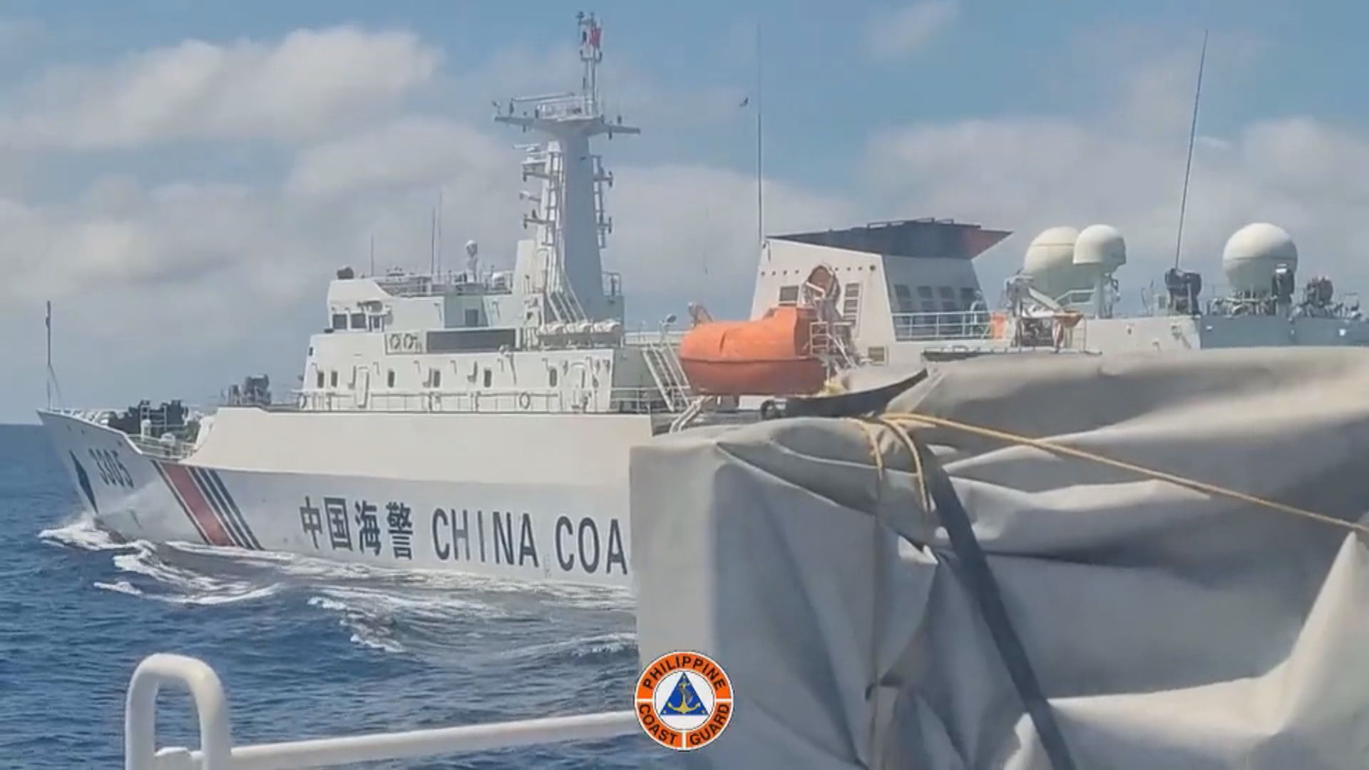 菲律賓炮艇侵闖黃岩島 中國海警船依法驅離