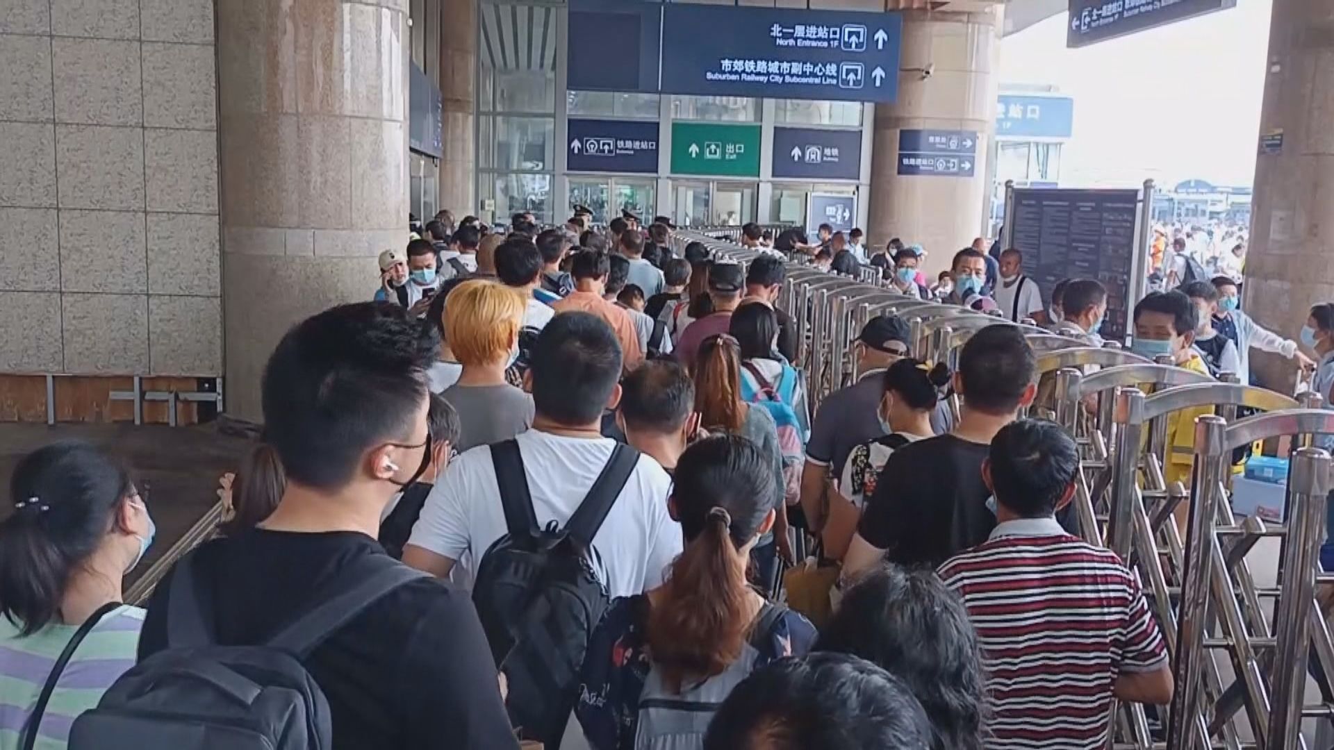 河南對外交通中斷　北京西站大批乘客滯留