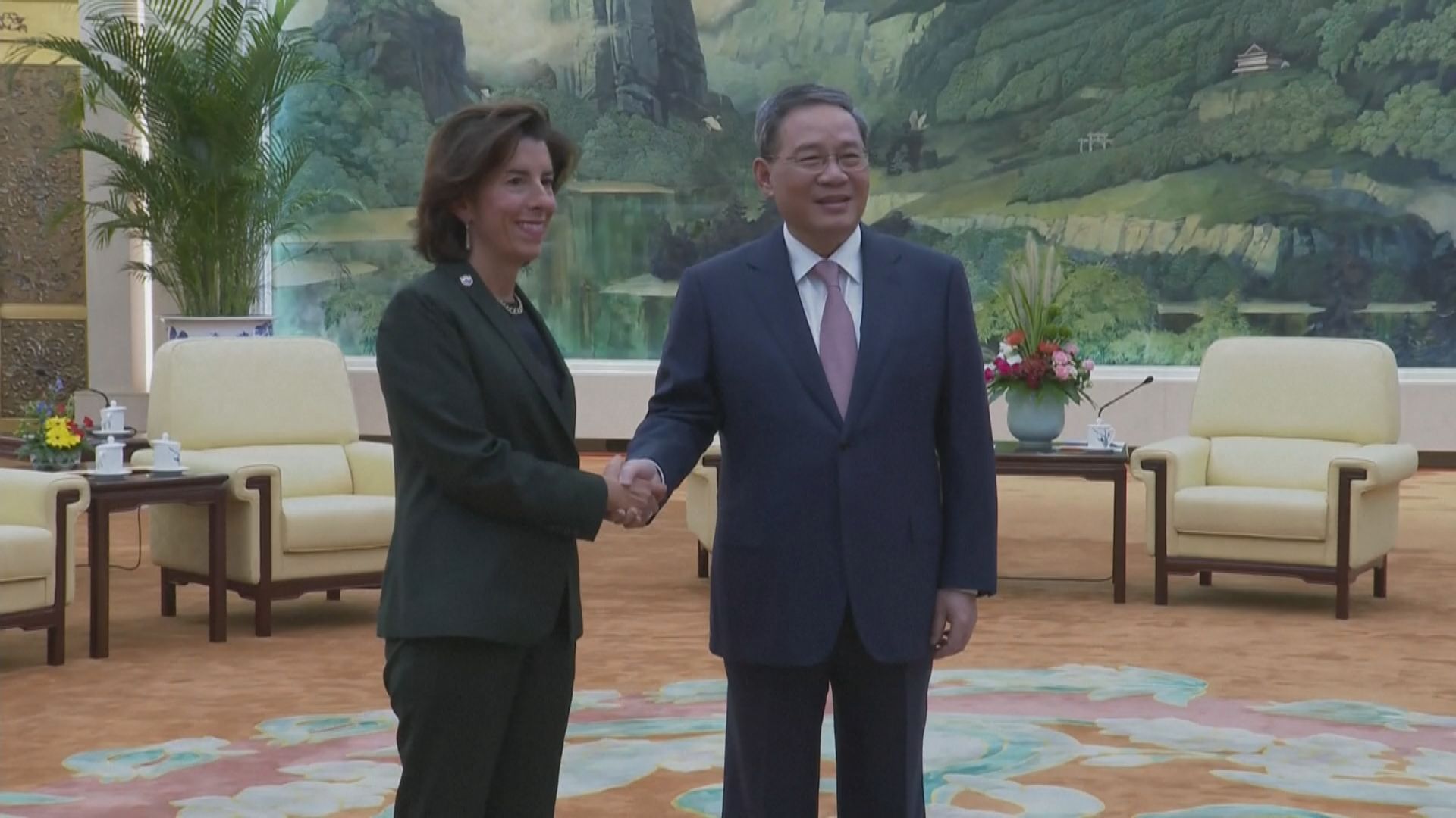 總理李強會見美國商務部長雷蒙多 促發展好兩國經貿關係