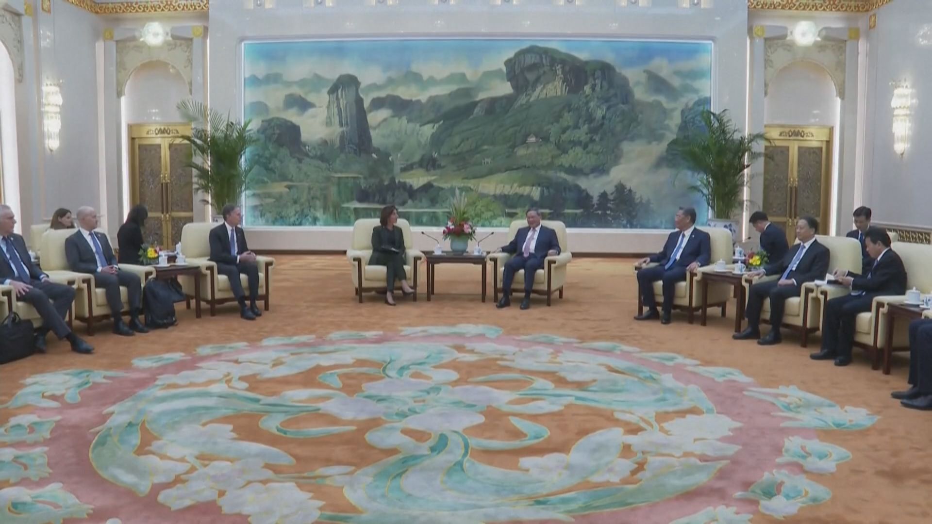 總理李強會見美國商務部長雷蒙多