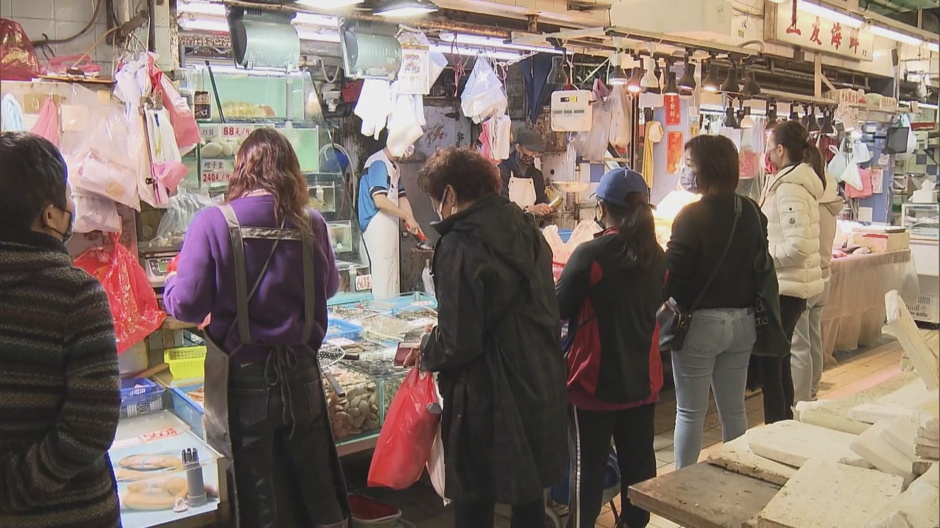 市民趁年初二到街市準備開年飯