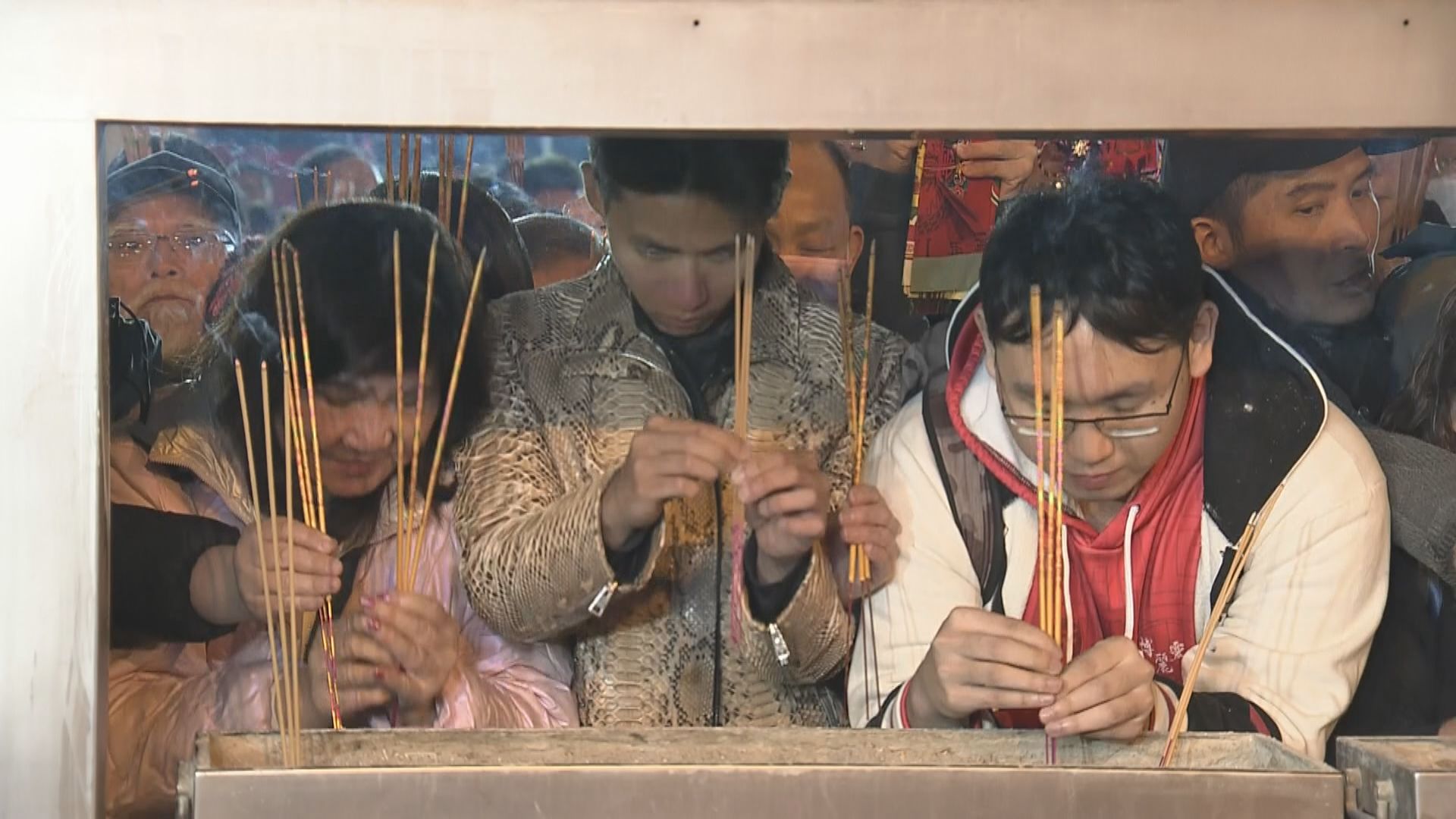 大批善信訪黃大仙祠上頭炷香　祈求蛇年風調雨順