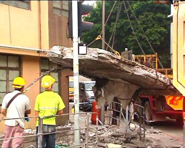 
油塘工廈有混凝土簷篷塌下無人傷