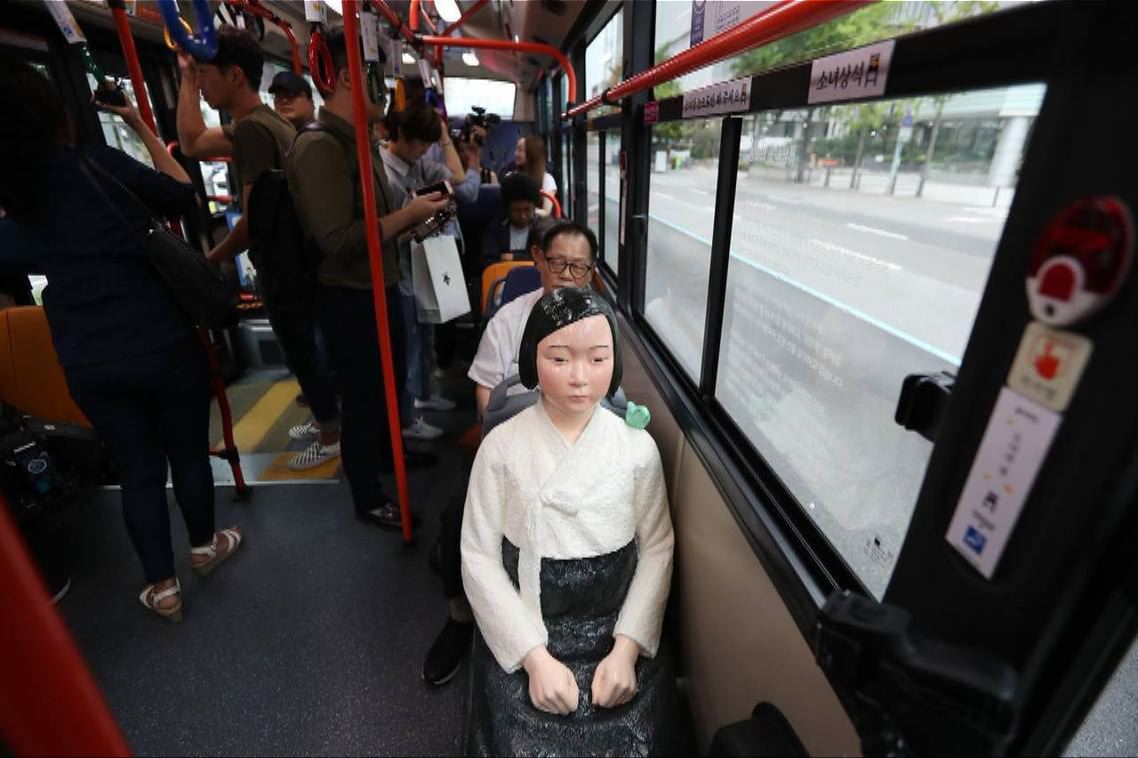 首爾數輛巴士放置慰安婦少女像