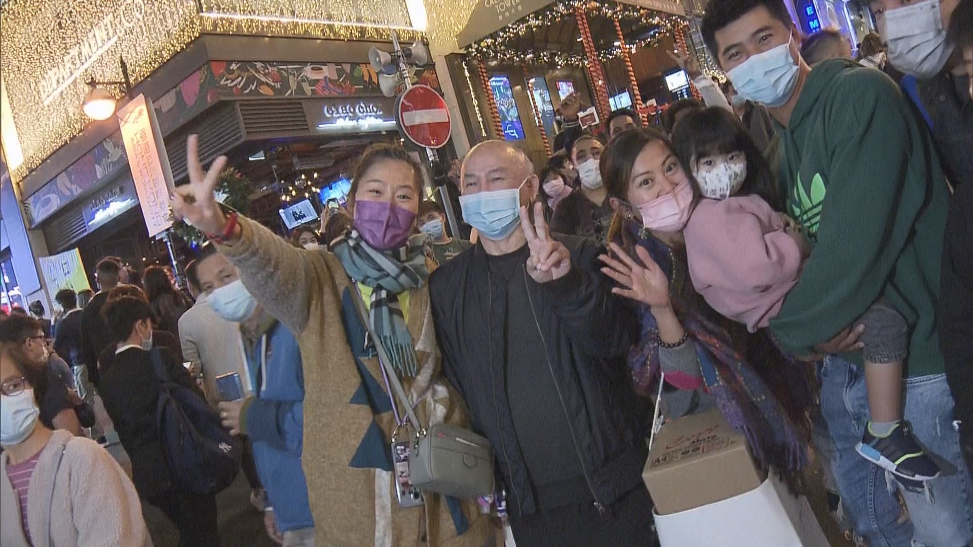 大批市民到蘭桂坊慶祝　協會派指引提醒食肆遵守防疫措施