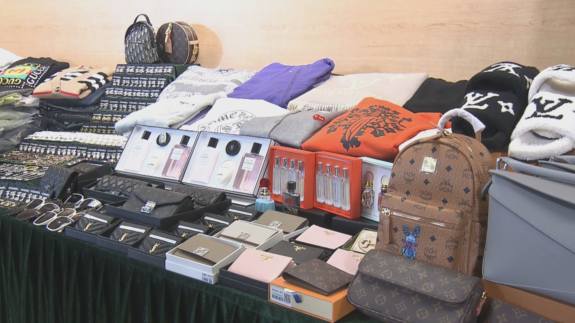海關拘捕帶貨直播女子 涉售賣冒牌物品