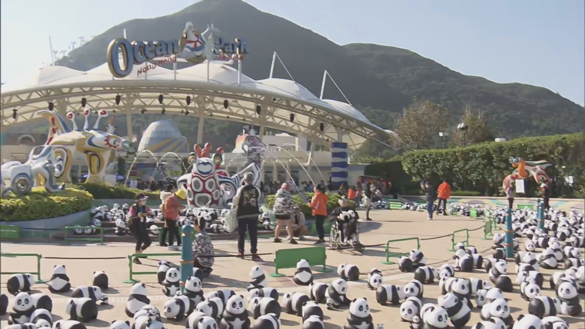 PANDA GO雕塑周末在海洋公園展出