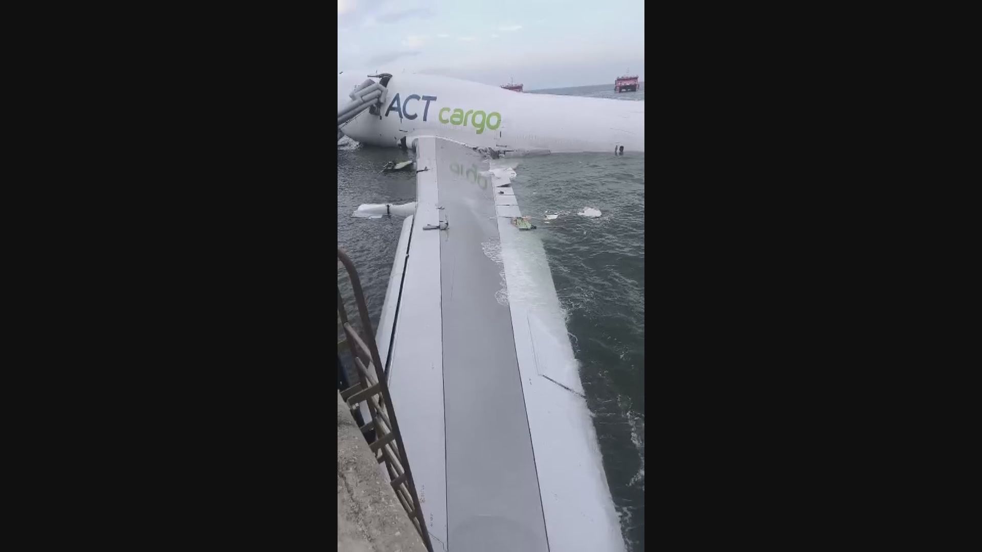 迪拜來港貨機降落時滑出跑道墮海　兩名地勤死亡(何嘉駿報道)