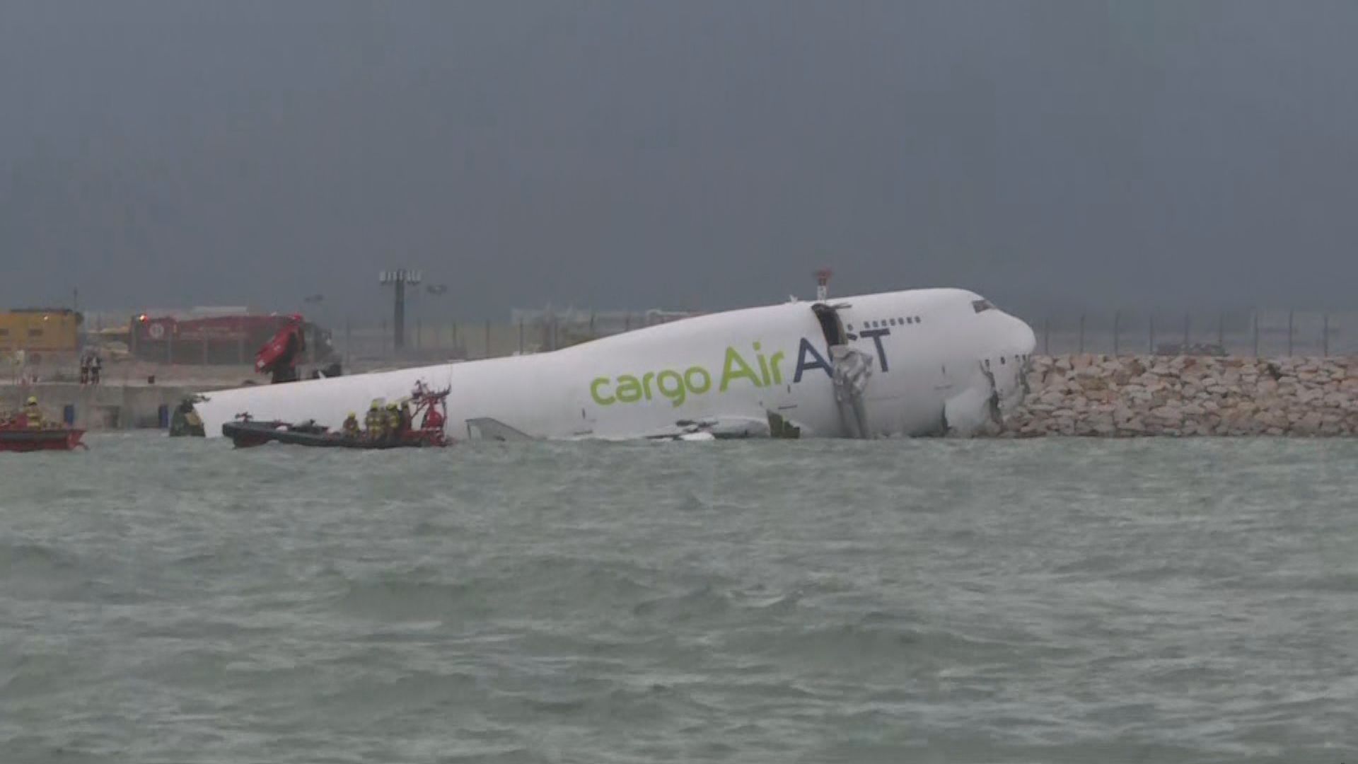 迪拜抵港貨機滑出跑道撞巡邏車墮海　車內兩人身亡(何嘉駿報道)