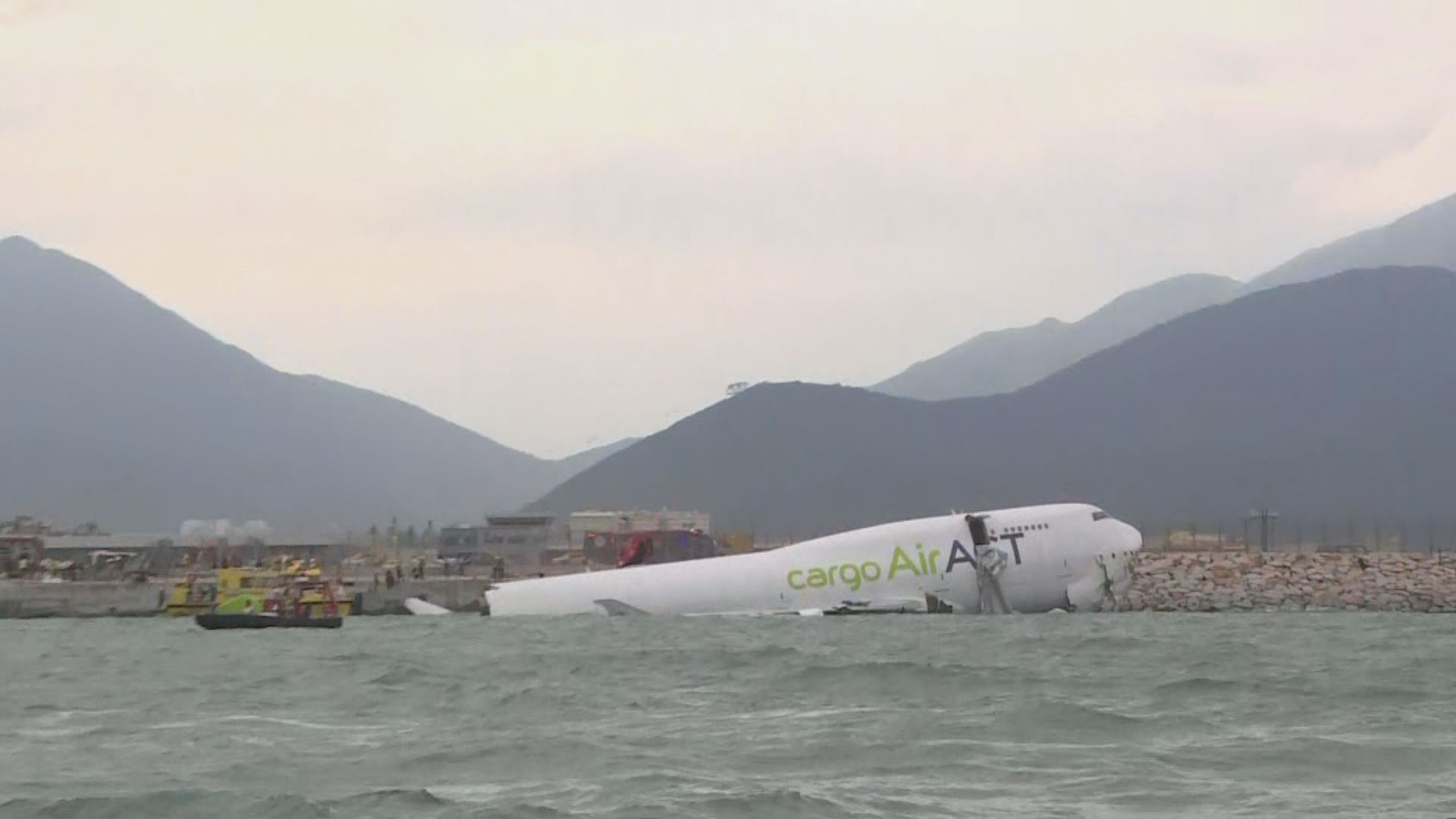 迪拜抵港貨機滑出跑道機身折斷　巡邏車疑被撞墮海致兩死(何嘉駿報道)