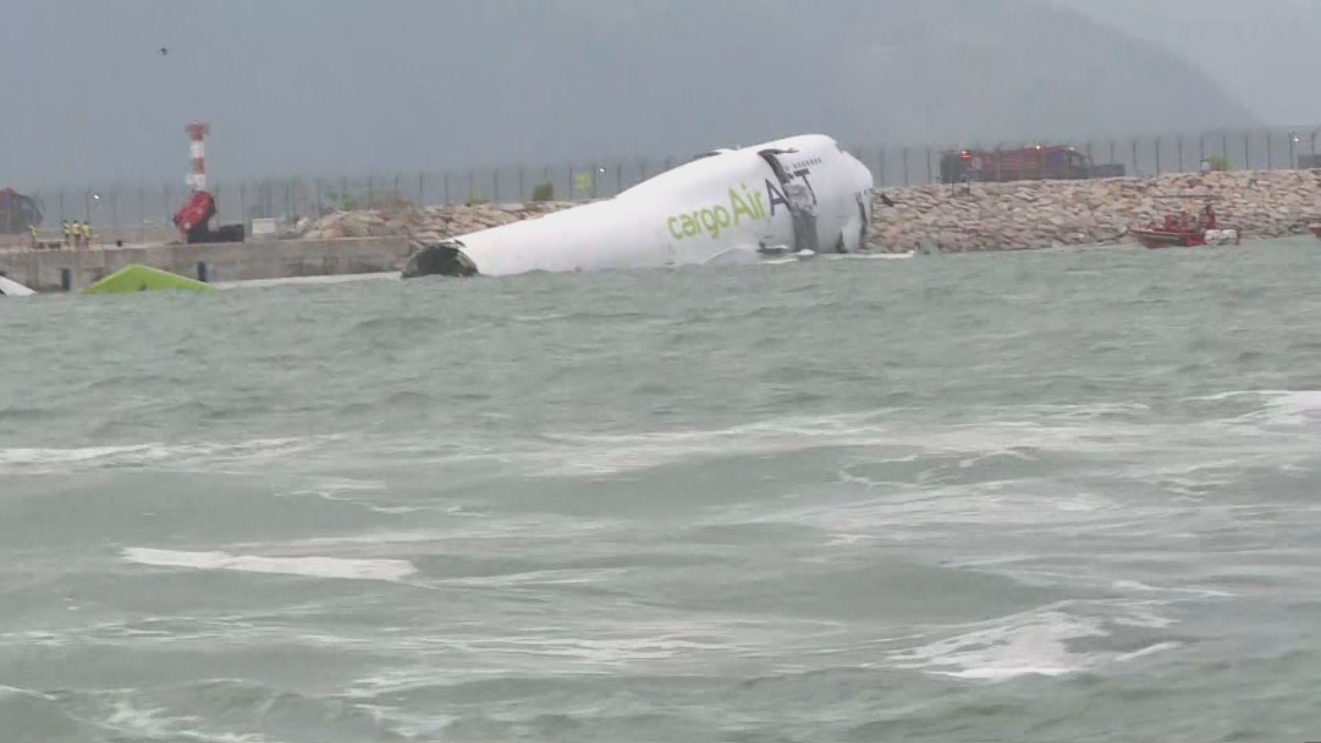 貨機滑出跑道撞巡邏車致兩人死亡　機管局指貨機降落前沒發出救信號(何嘉駿報道)