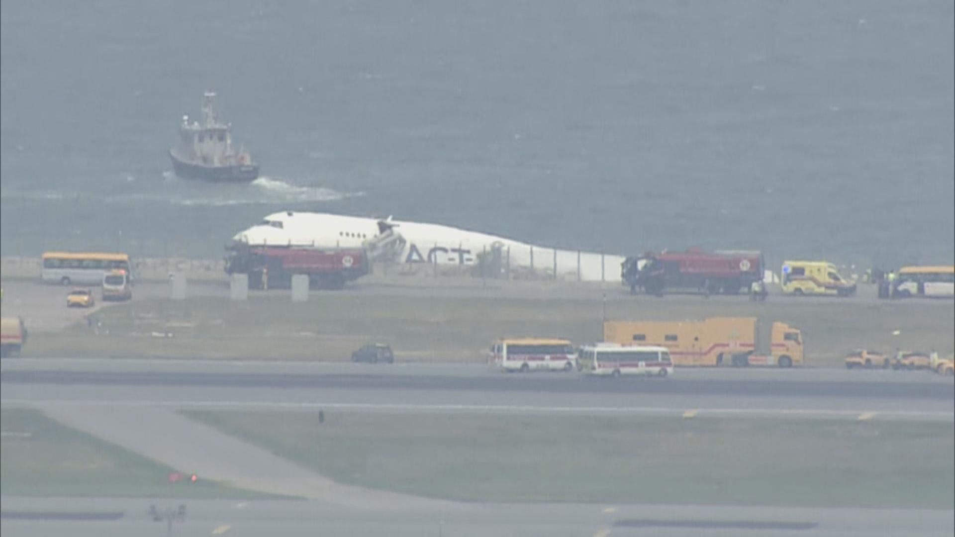 貨機降落滑出跑道衝落海兼撞巡邏車釀兩死　機管局指事發時天氣及跑道適合運作(梁潔瀅報道)