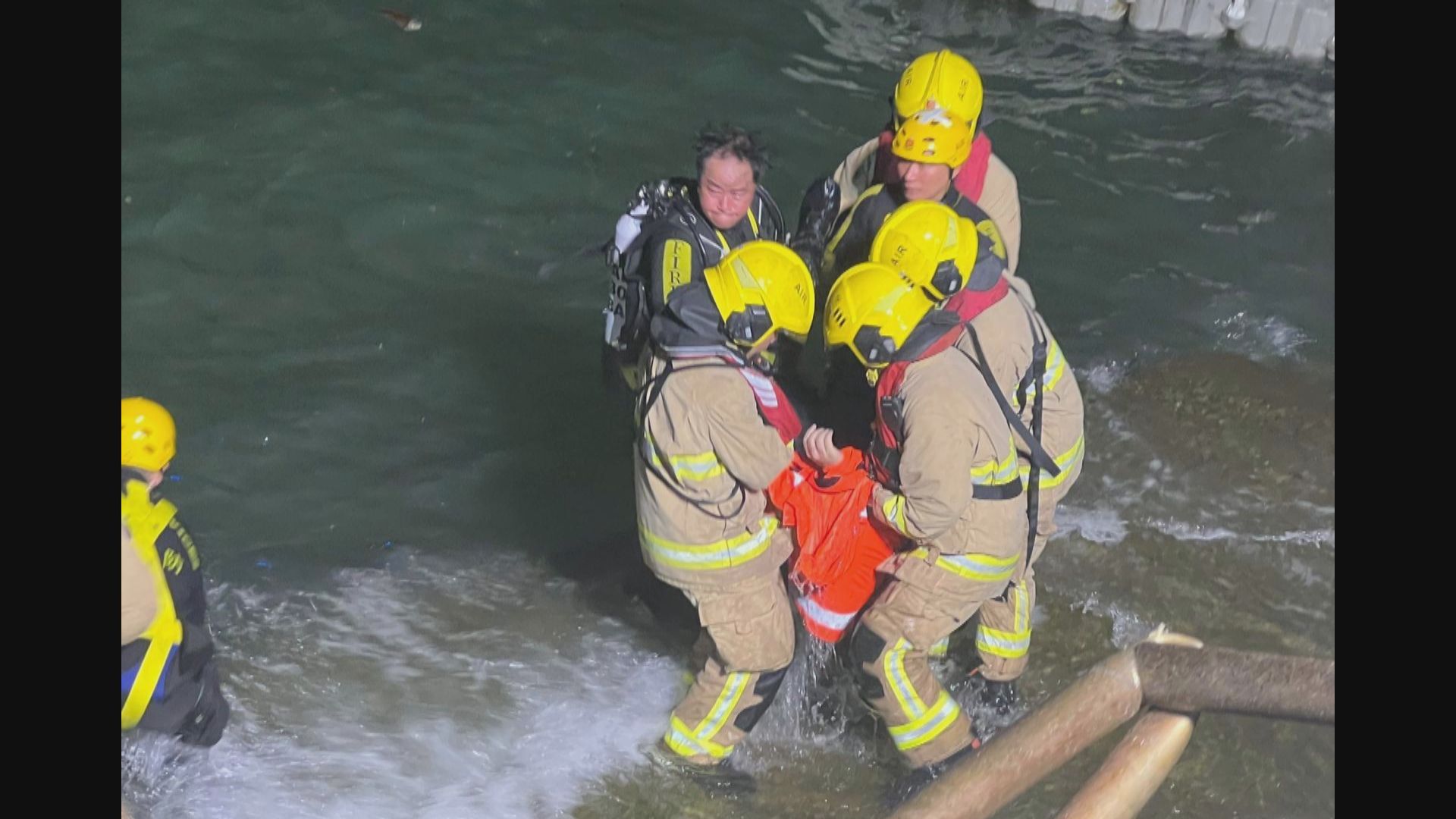 機場貨機衝落海｜迪拜抵港貨機滑出跑道撞巡邏車　車上兩人墮海死亡(江瓔庭報道)