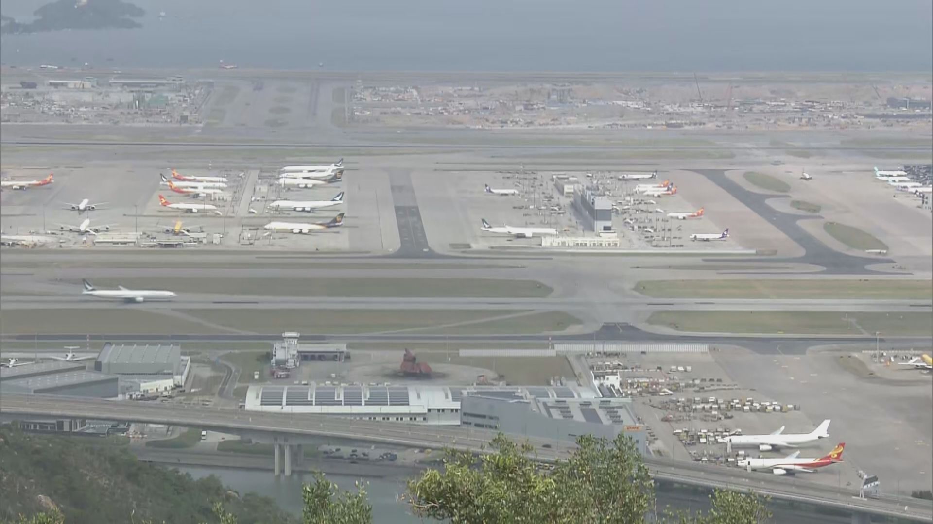 貨機衝落海釀兩死｜封北跑道尋黑盒調查　全日航班升降不受影響(黃穎芝報道)