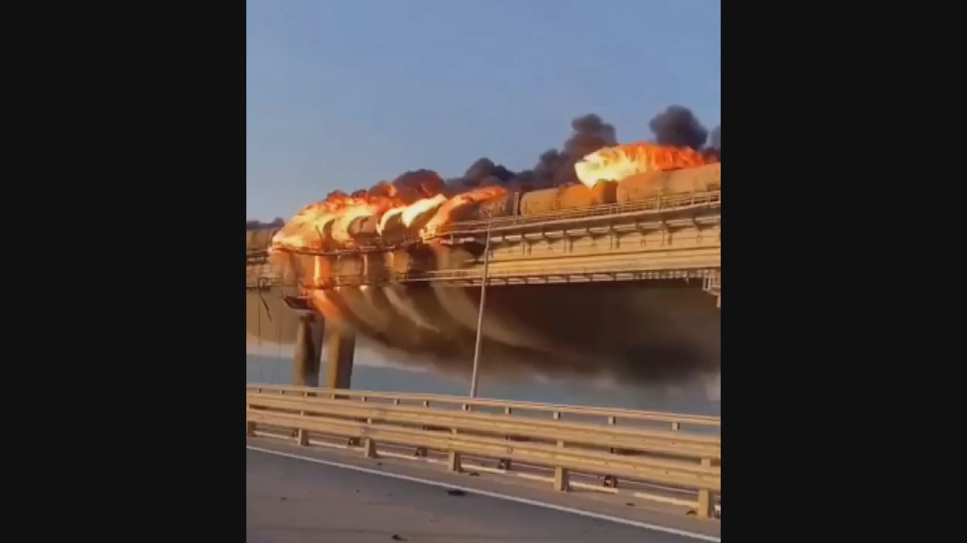 連接俄羅斯和克里米亞的大橋發生大火　有報道指曾發生爆炸