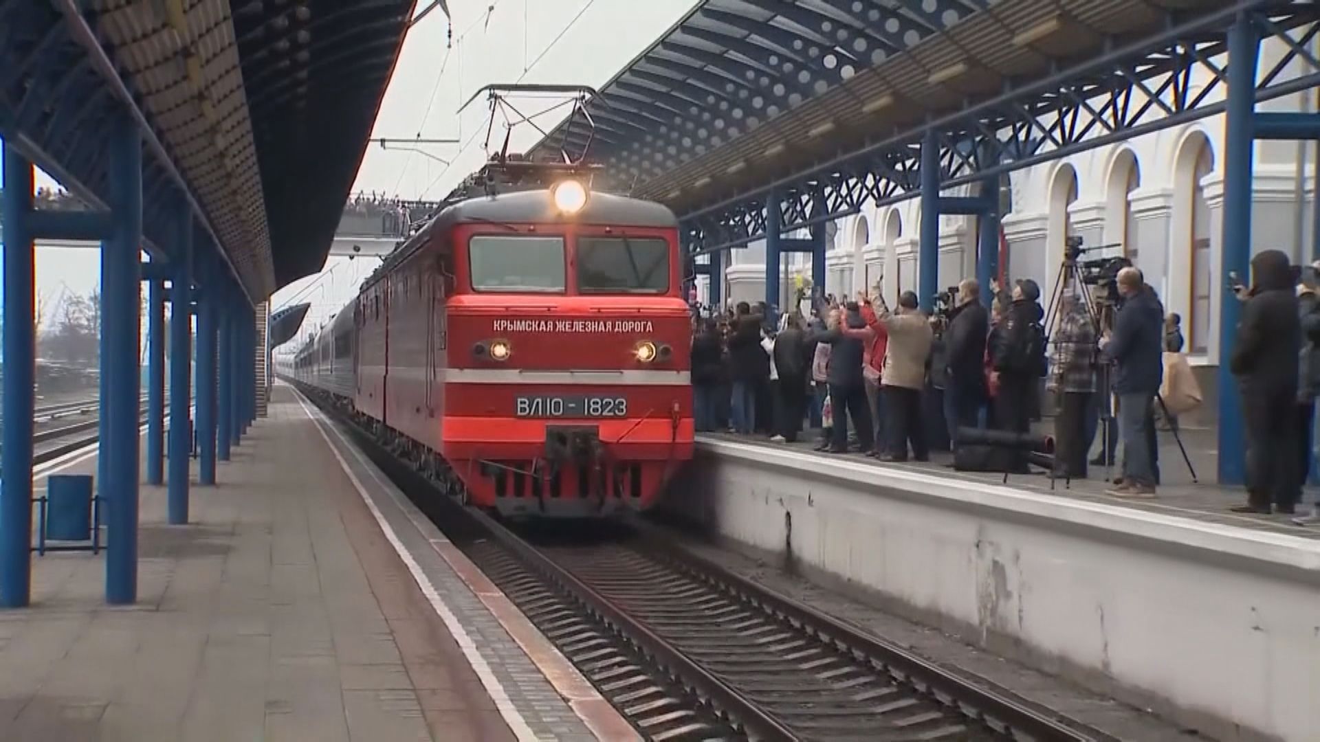 俄首班載客列車經跨海大橋抵克里米亞