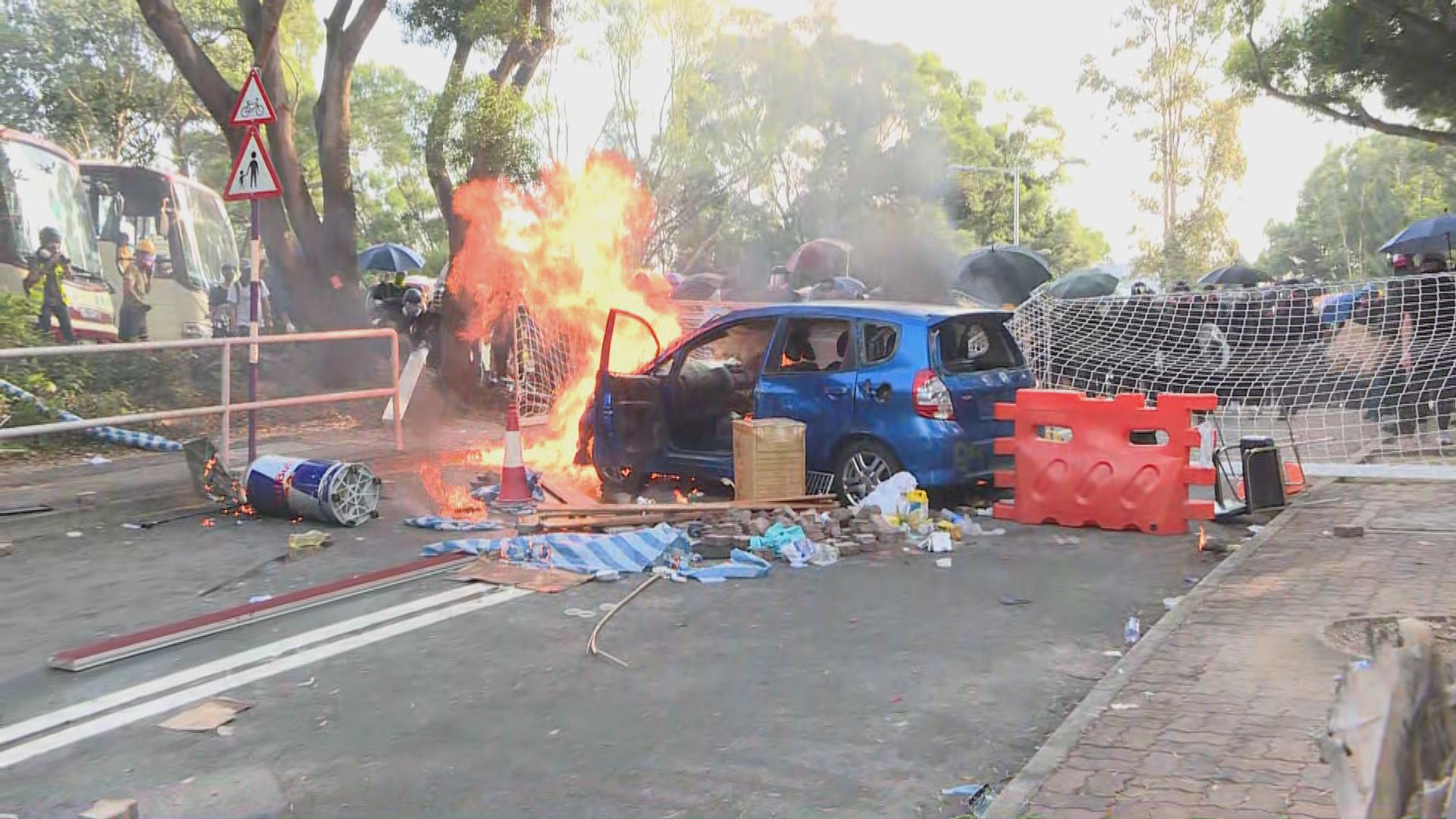 中文大學爆衝突　學生焚燒車輛阻防暴警推進