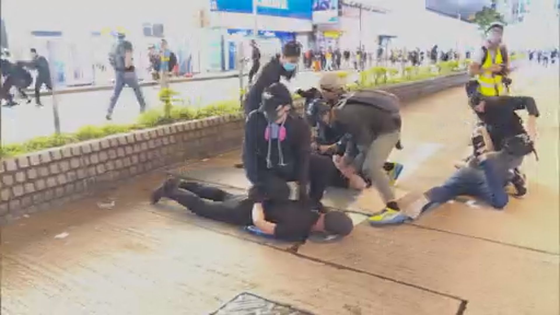 示威者指黑衣人挑起衝突疑警員早已混入