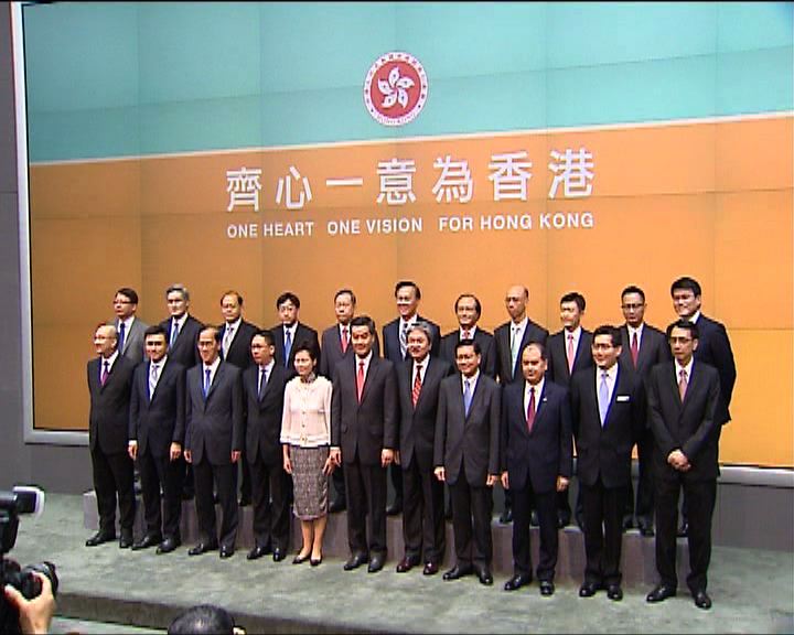 
梁振英率官員赴穗出席粵港會議