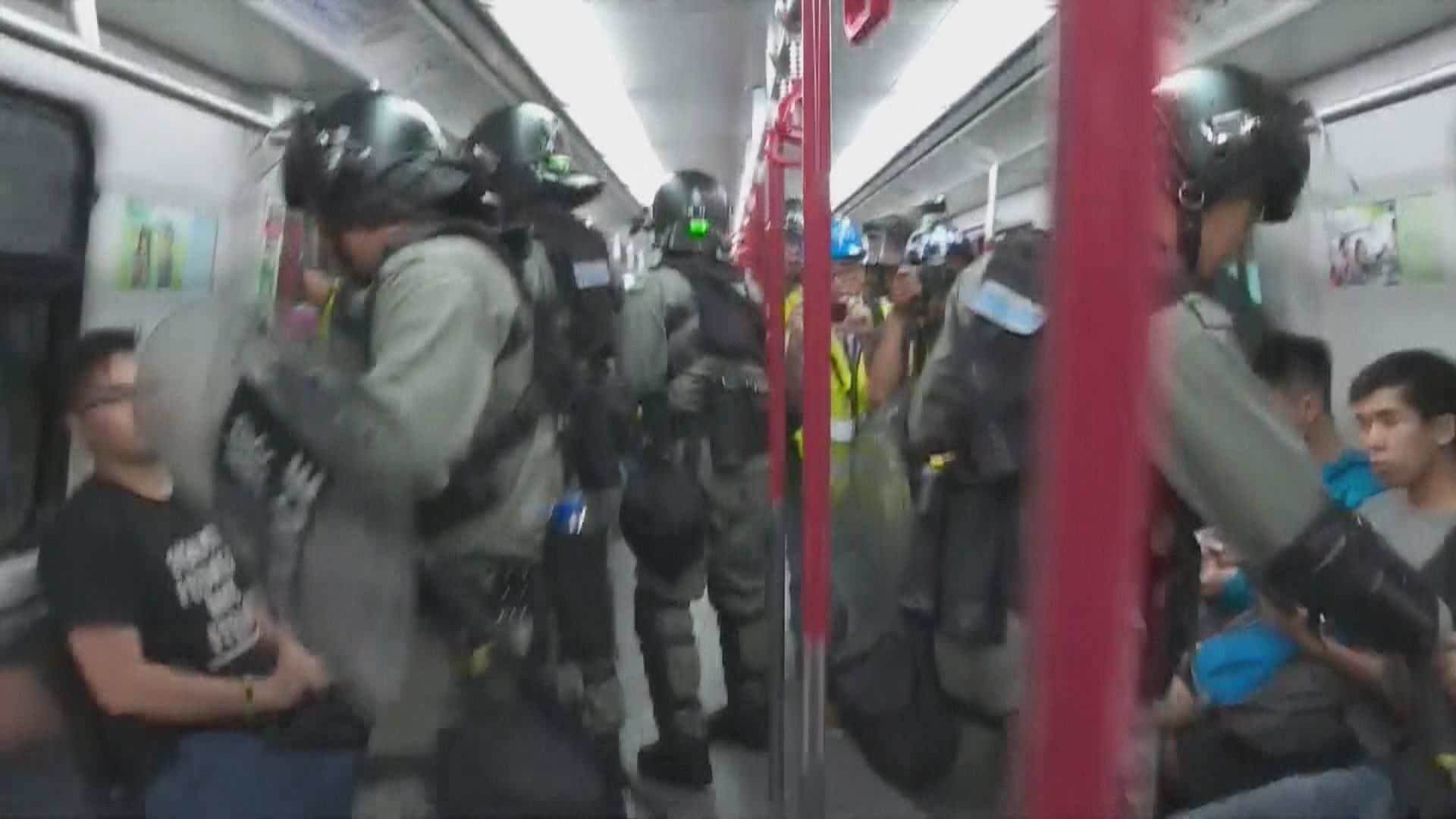 防暴警察一度進入東涌站並衝上列車　有乘客顯得害怕