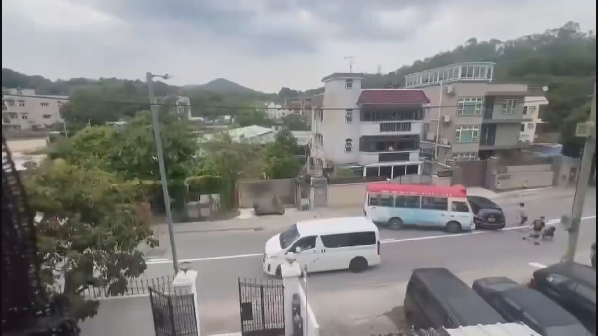 警方拘兩男涉大棠路狂亂駕駛及刑毀案 另通緝涉案小巴司機 反黑組跟進