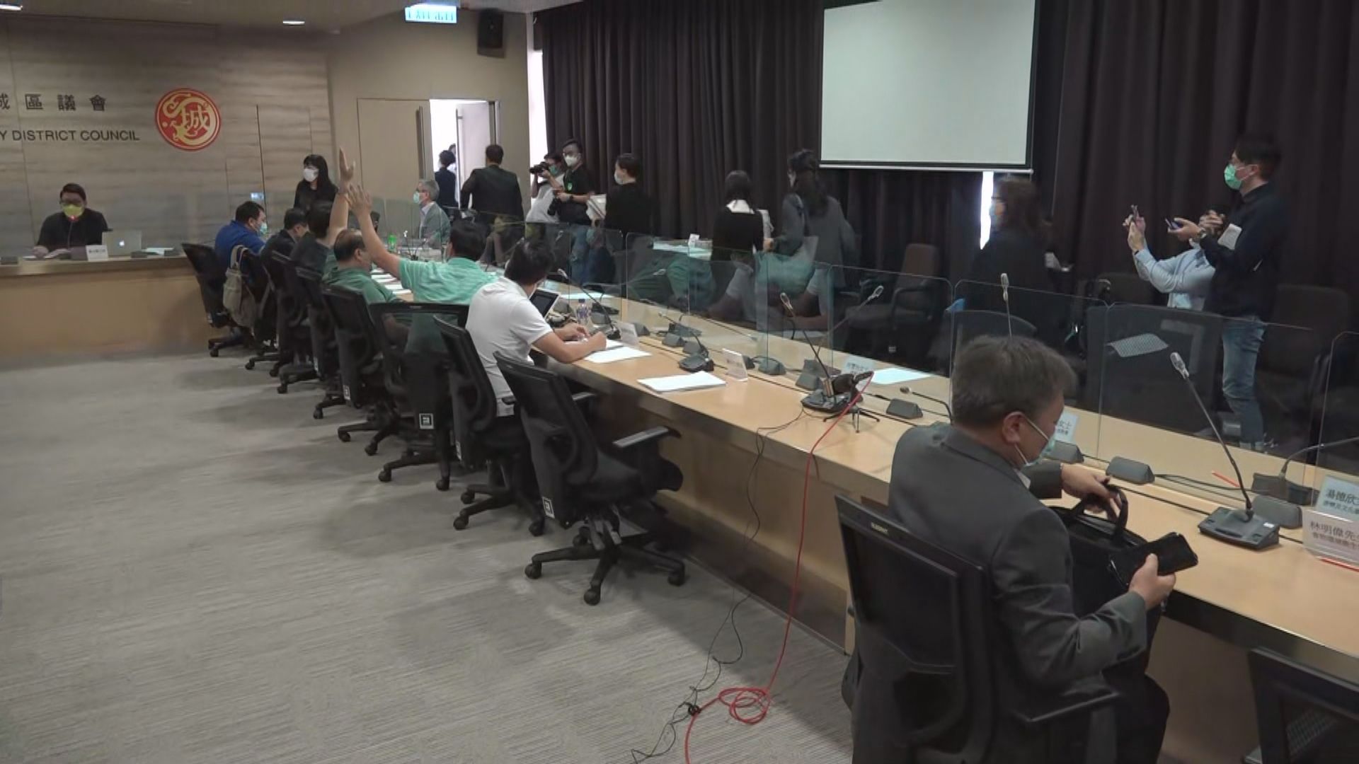 九龍城區議會討論動物保護法　民政事務專員離場