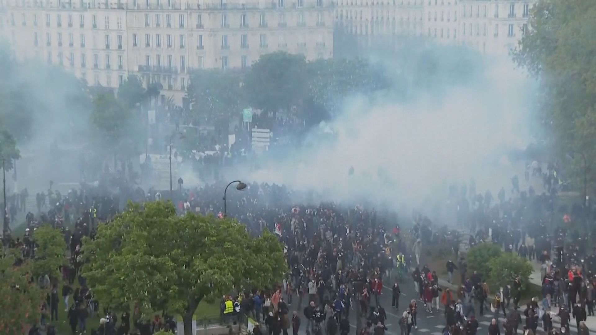 法國五一勞動節遊行演變成衝突　警方拘留約180人