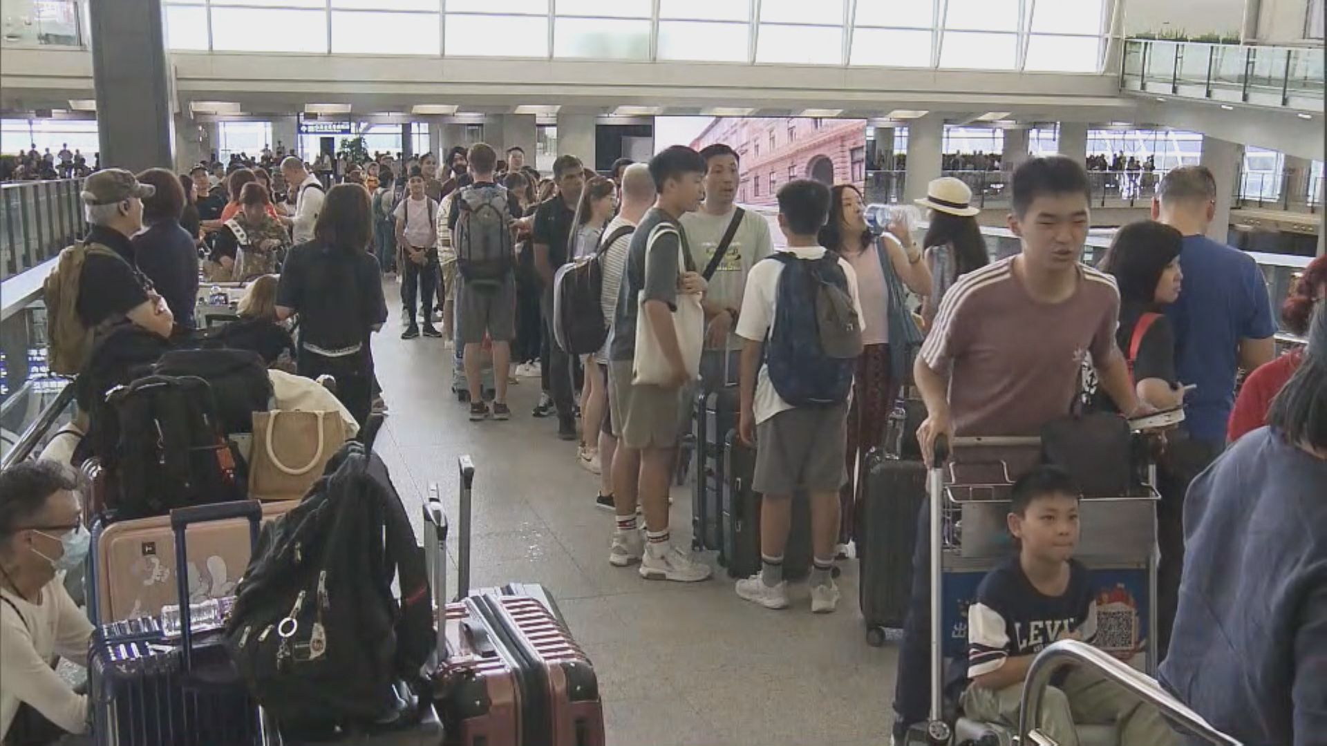 本港機場部分航空公司須改用人手辦理登機手續