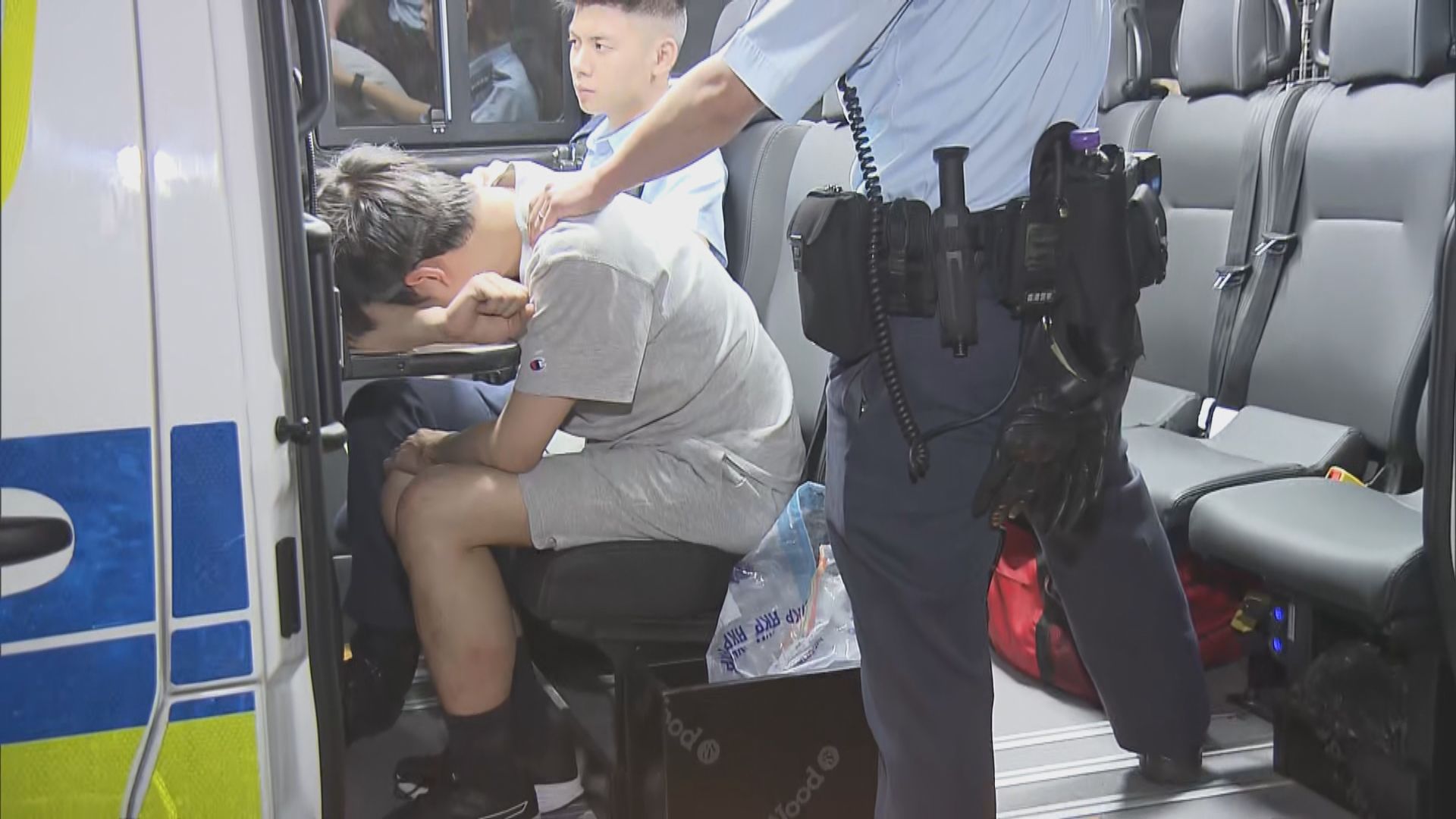 警淺水灣道截查的士檢毒品拘司機