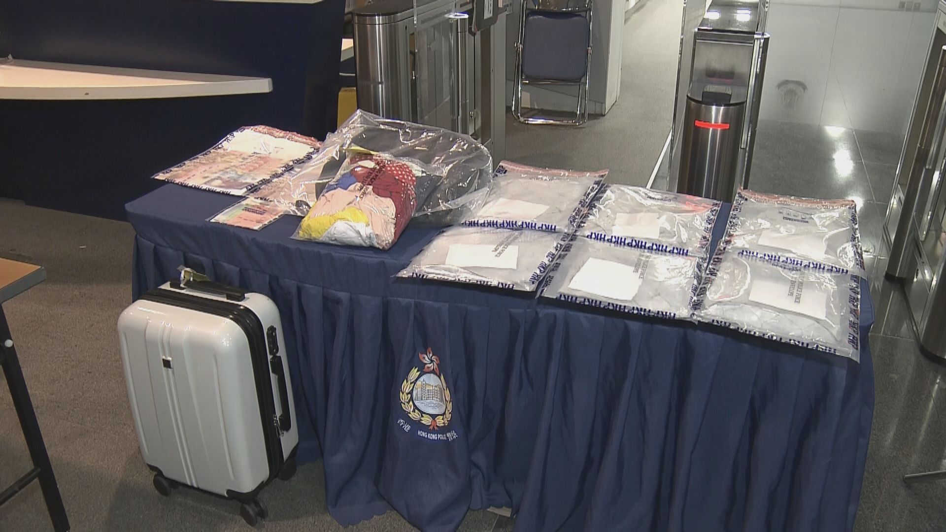警機場截查兩女子檢約值290萬元懷疑可卡因