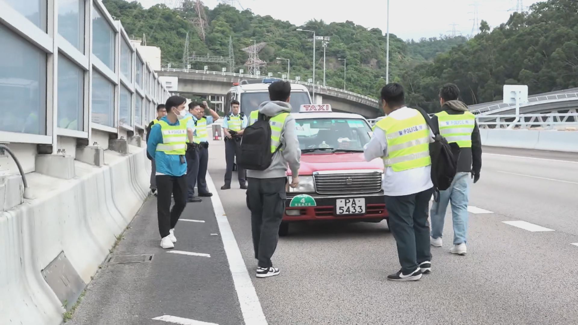 警方青沙公路截可疑的士檢毒品拘司機