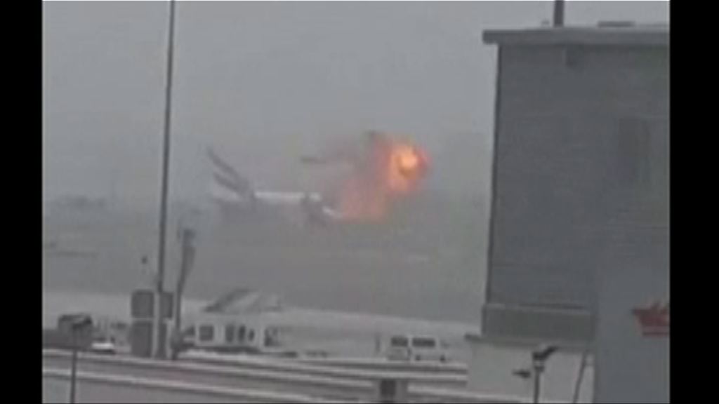 阿聯酋客機急降後爆炸起火　一名消防員殉職