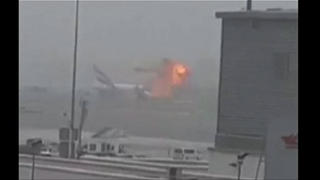 阿聯酋客機急降迪拜機場後爆炸起火