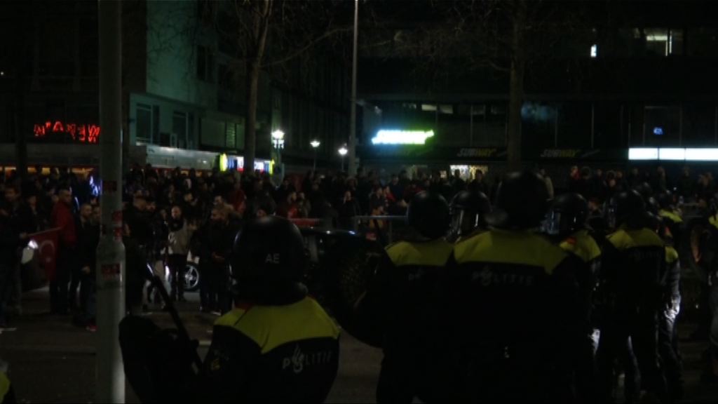 荷蘭警方驅土耳其領事館外示威者