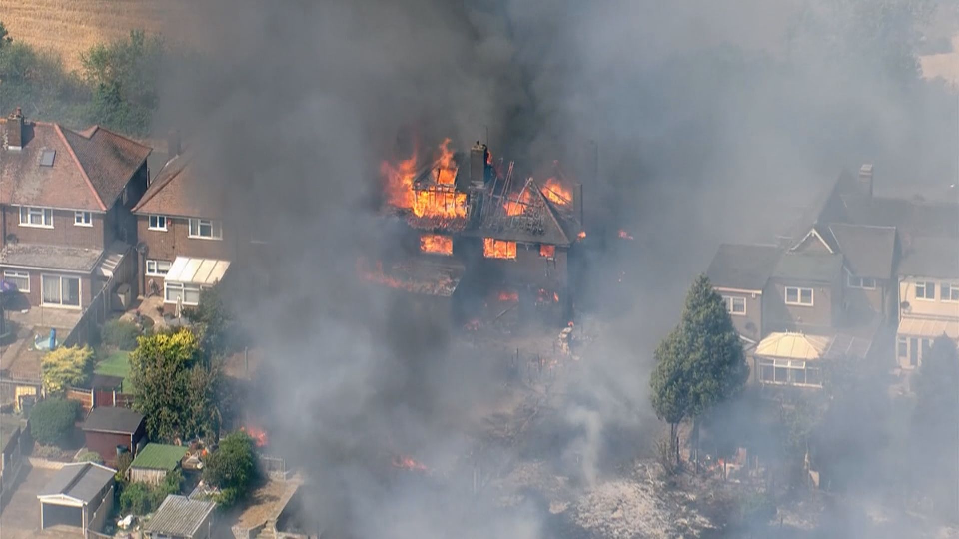 英國破紀錄逾40度　倫敦巿郊有村莊起火