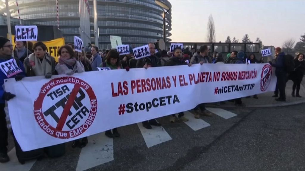 數百示威者抗議歐加貿易協定