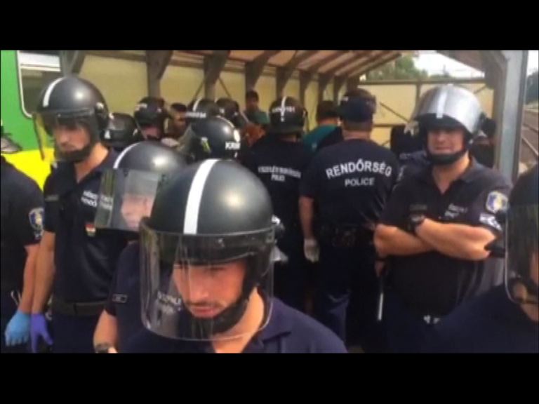 匈牙利警方撤走難民湧入火車月台