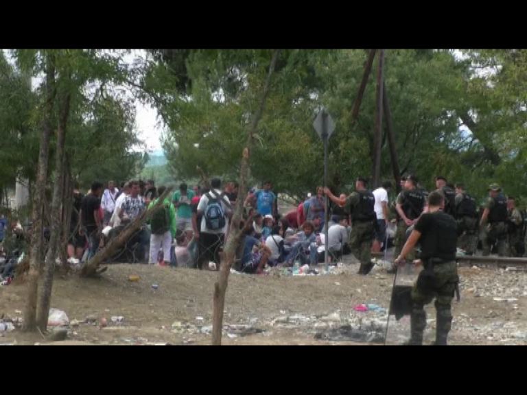 馬其頓警方擲閃光彈阻難民入境