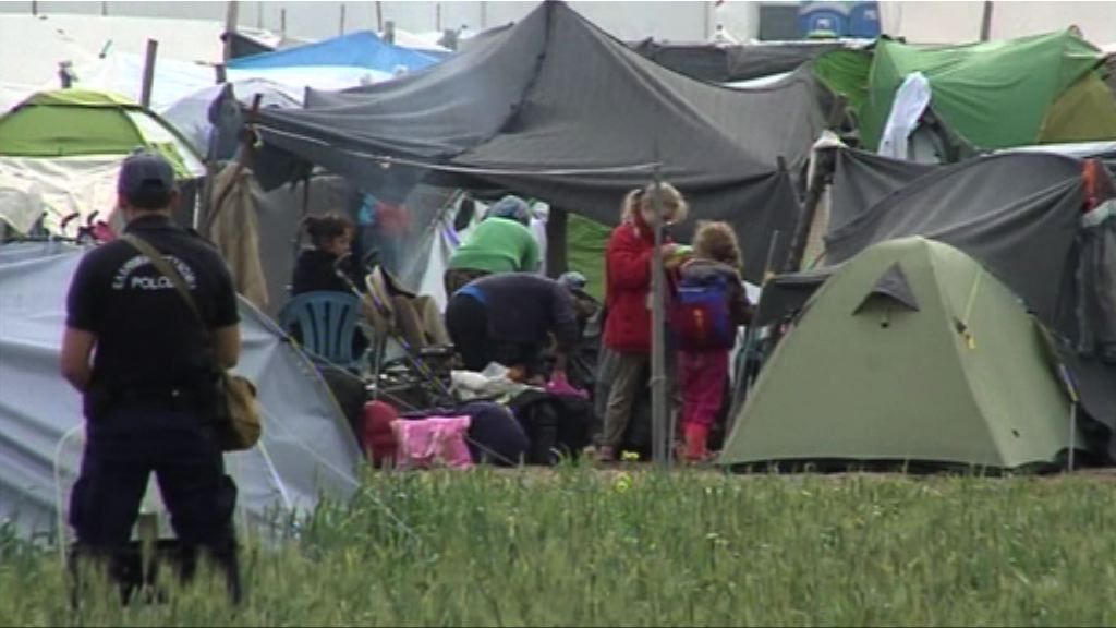 希臘開始安置大批滯留邊境難民