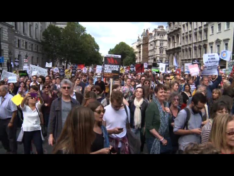 英國倫敦萬人遊行聲援難民