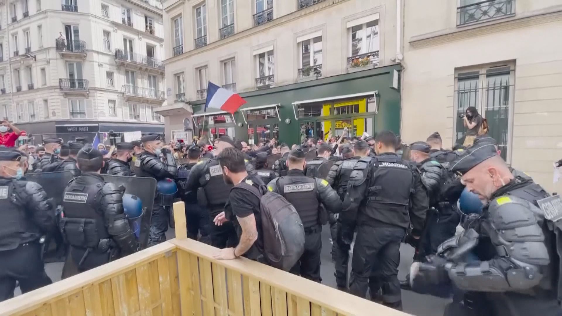法國多地示威抗議政府防疫措施　巴黎爆發警民衝突