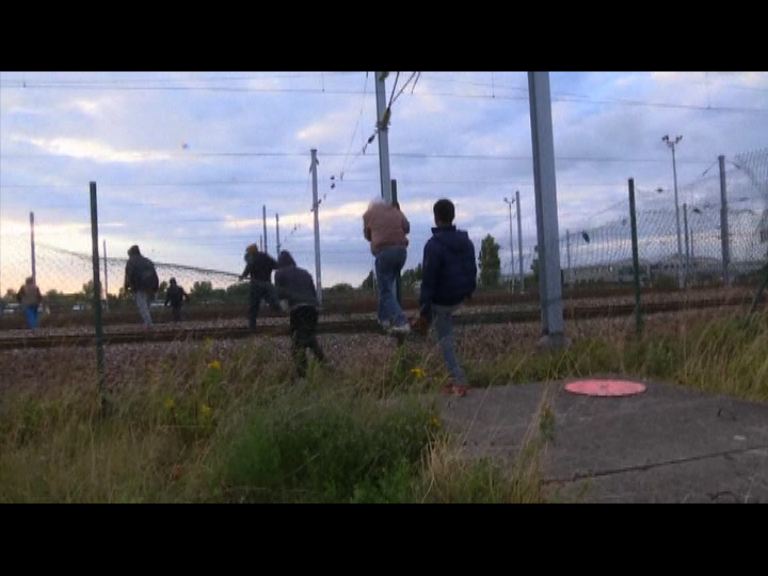 大批難民續闖入英法隧道圖偷渡