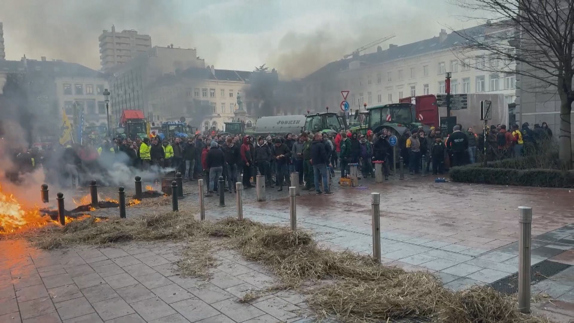 歐洲農民示威升級 比利時警方於歐盟總部外施放催淚彈驅散
