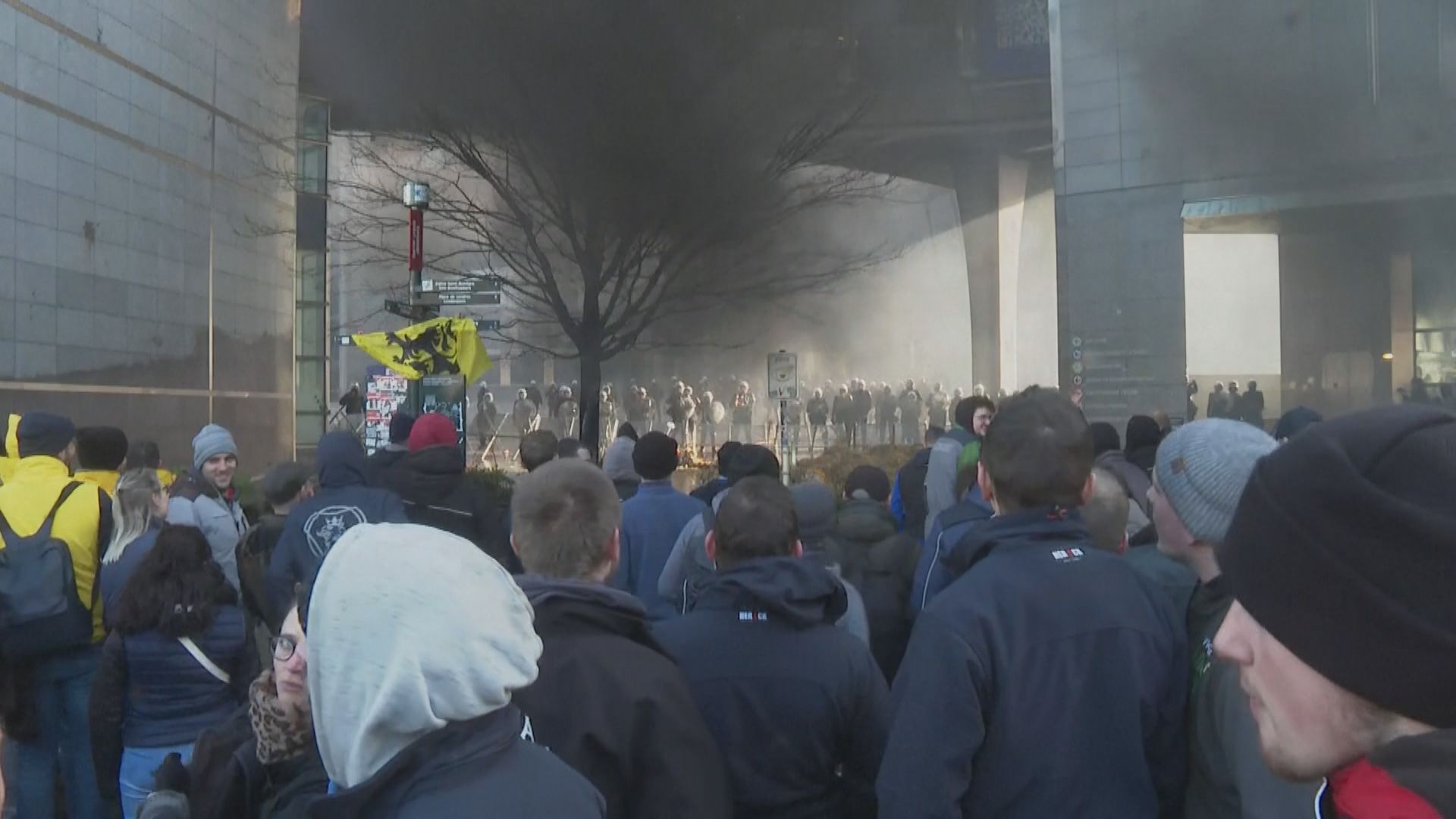 歐洲農民示威升級 比利時警方於歐盟總部外施放催淚彈驅散