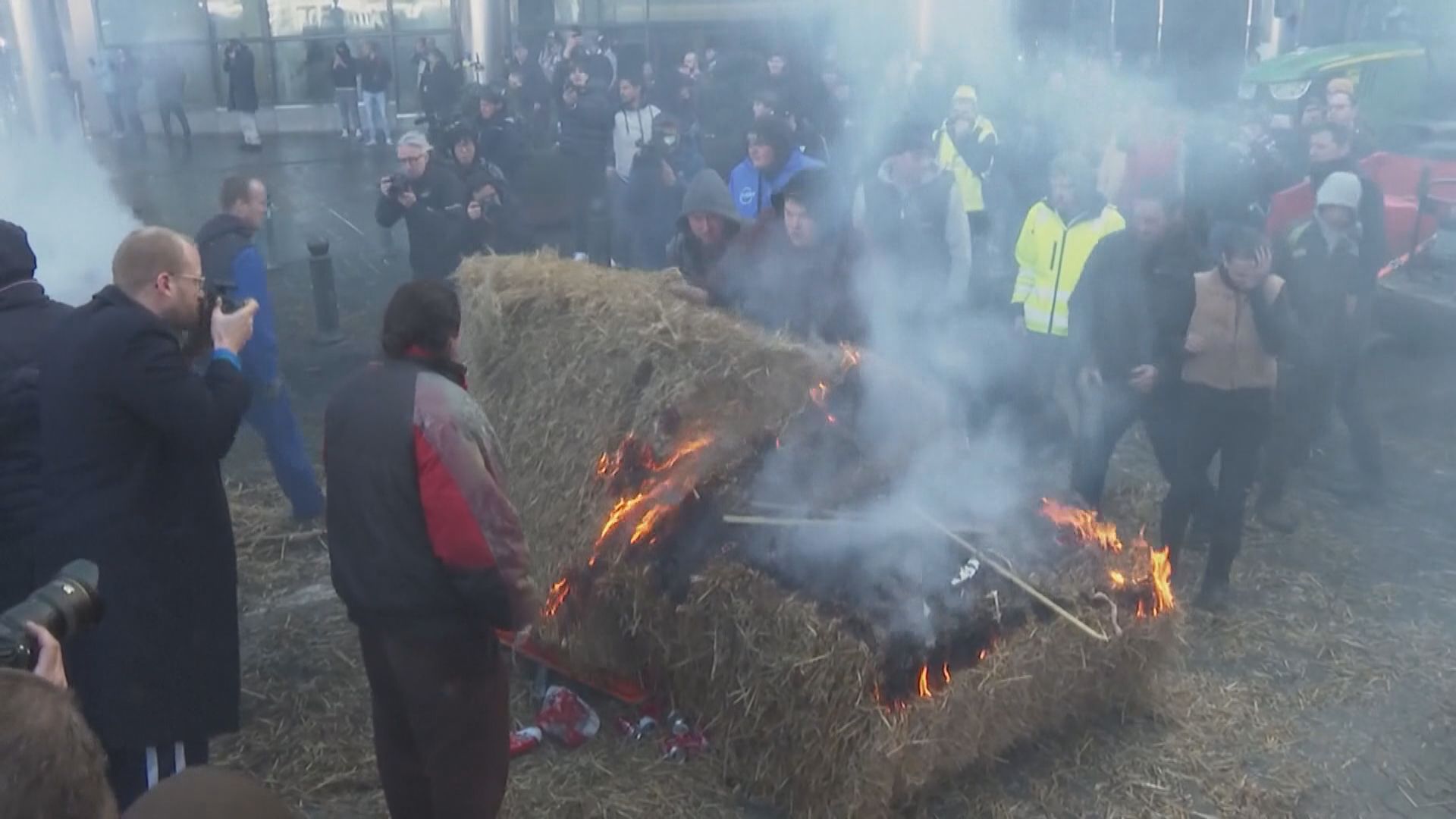 布魯塞爾歐盟總部外有農民示威 與防暴警察對峙